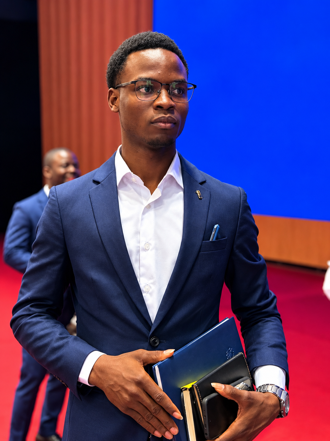 Portrait de Jean-Claude, fondateur de JC DIGITAL, en costume bleu marine
